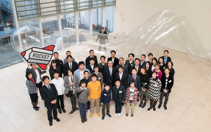 【写真】笑顔で並ぶプロジェクトメンバーと参加者