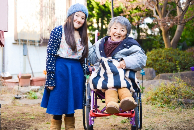 【写真】笑顔で並ぶあづみさん親子。車椅子に乗る母に娘が寄り添っている。