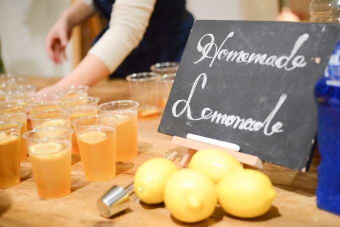【写真】レモンの輪切りを浮かべた手作りのレモネードが並んでいる。