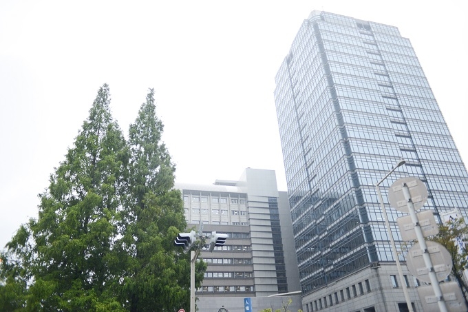 【写真】大阪府・堺市市役所の大きなビル。