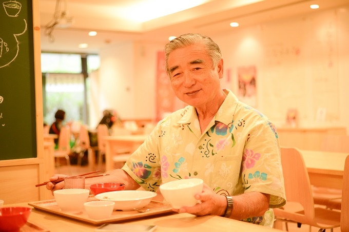 【写真】堺市副市長のたむらさんが美味しそうにご飯を食べている。
