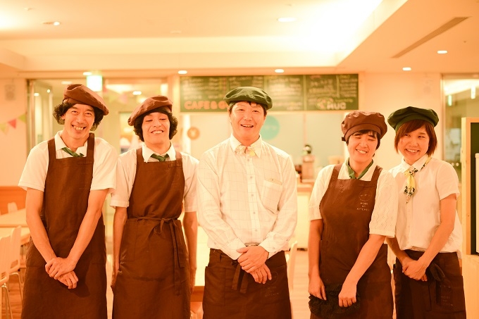 【写真】もりのキッチンで働くスタッフのみなさんが思い思いの笑顔で立っている。