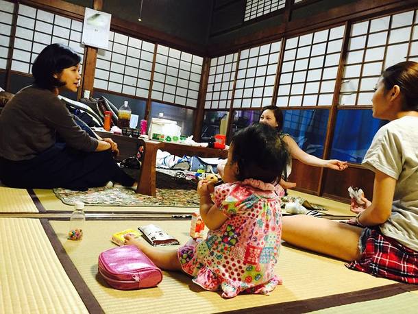 【写真】古民家を活用した10代シングルマザーの子育てサロンの様子。畳や障子があり、小さい子供が遊んでいる。