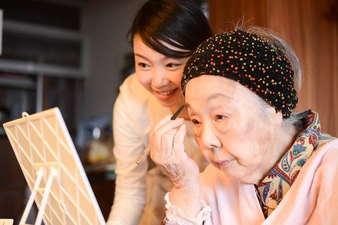 【写真】アイブローを引くおばあさまを、微笑みながら見守るちしおさん