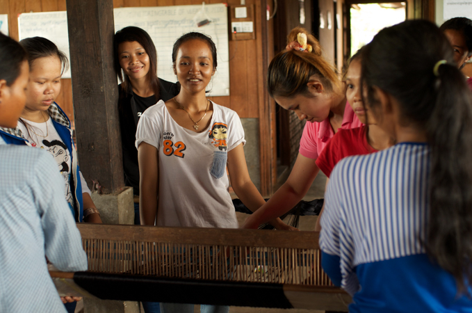 【写真】朗らかに仕事に取り組むカンボジアの女性たち