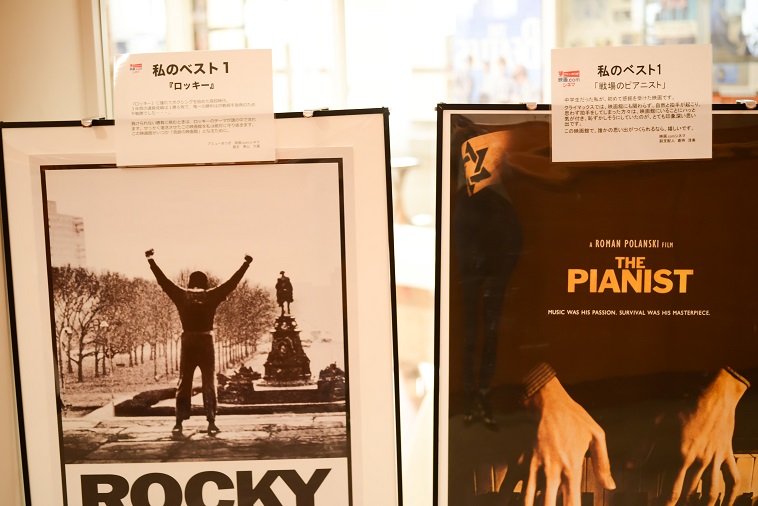 【写真】ロビーでは、映画館のスタッフオススメの映画がポスターと共に紹介されている。