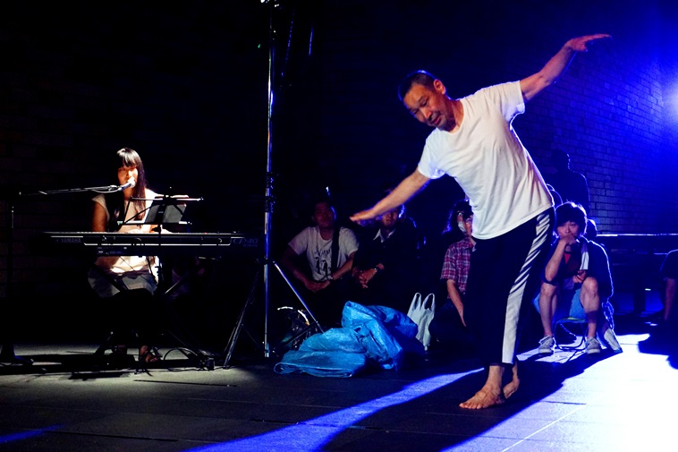 【写真】音楽に合わせて踊る1人の男性に、観客の視線が注がれている。