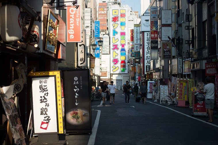 【写真】人がたくさん行き交う新宿歌舞伎町。所狭しとお店が並ぶ