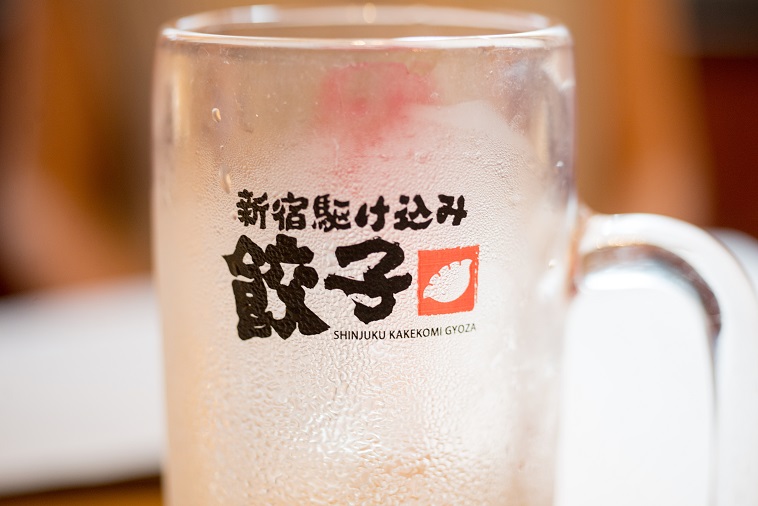 【写真】「新宿駆け込み餃子」と書かれたビールグラス