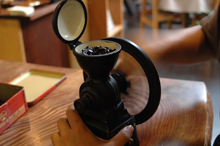 【写真】ミルでコーヒー豆をひいている。穏やかな空気が伝わってくる。