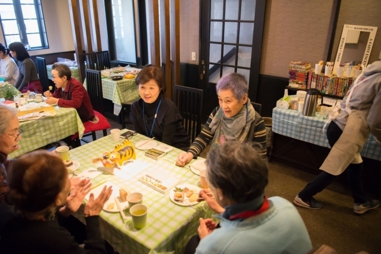 【写真】カフェを訪れた人たち。テーブルを囲んでおしゃべりに夢中になっている