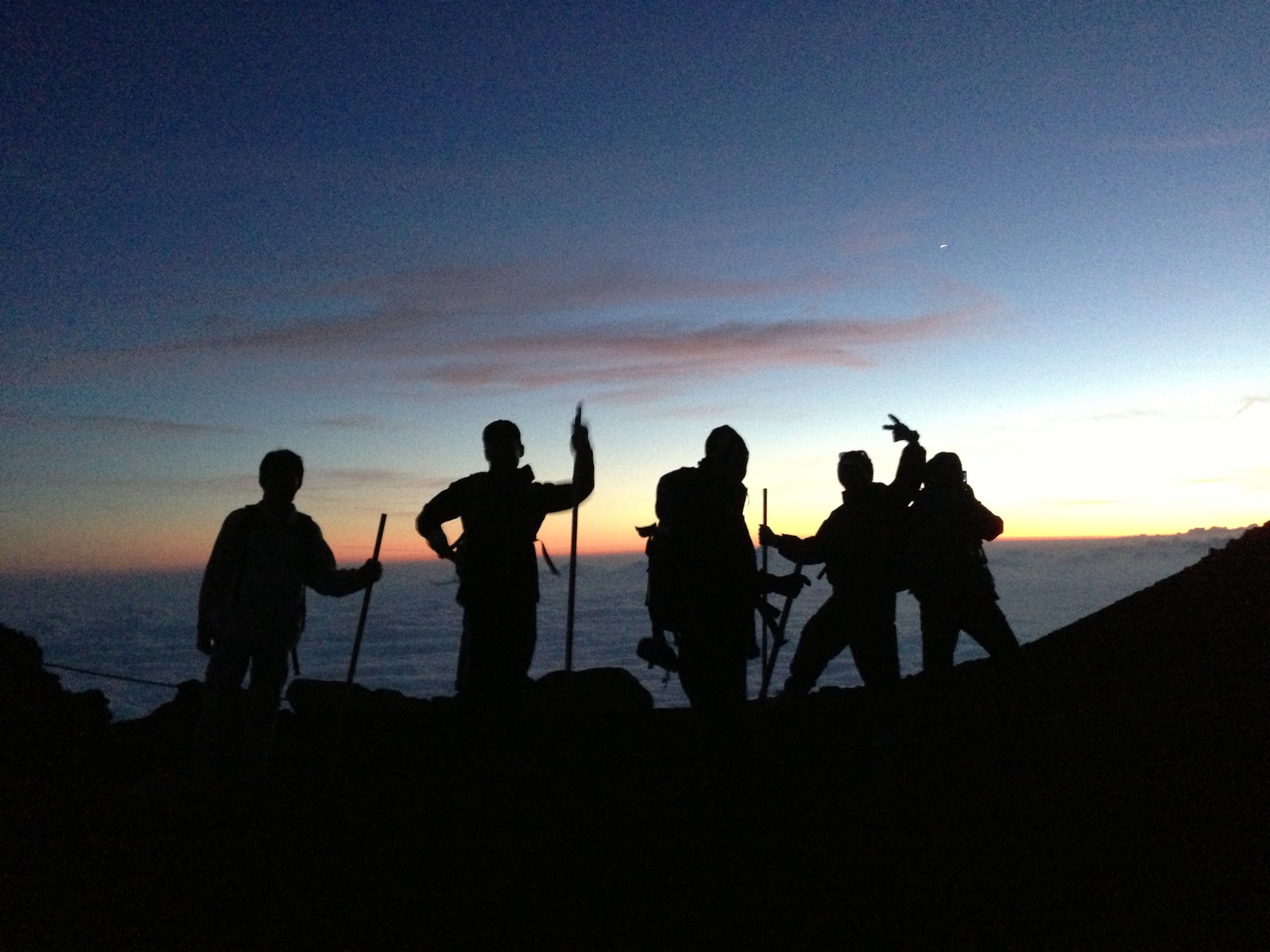 【写真】少年院出身者交流会のひとつである富士登山を行う参加者