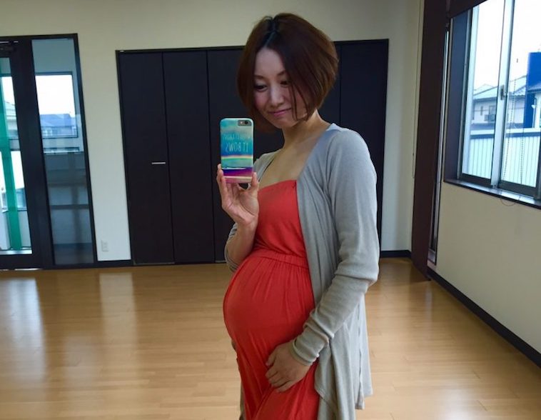 【写真】第二子を妊娠している時のたかはしえまさんの全体の自撮り写真。笑顔のたかはしさんのお腹は大きくふくらんでいる。