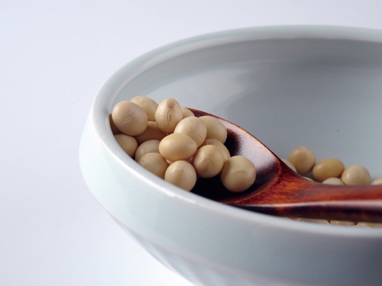 【写真】カーブで大豆など細かい食品もすくいやすいてまる椀