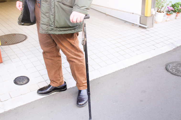 【写真】街頭で杖を持つなかむらぜんぞうさん