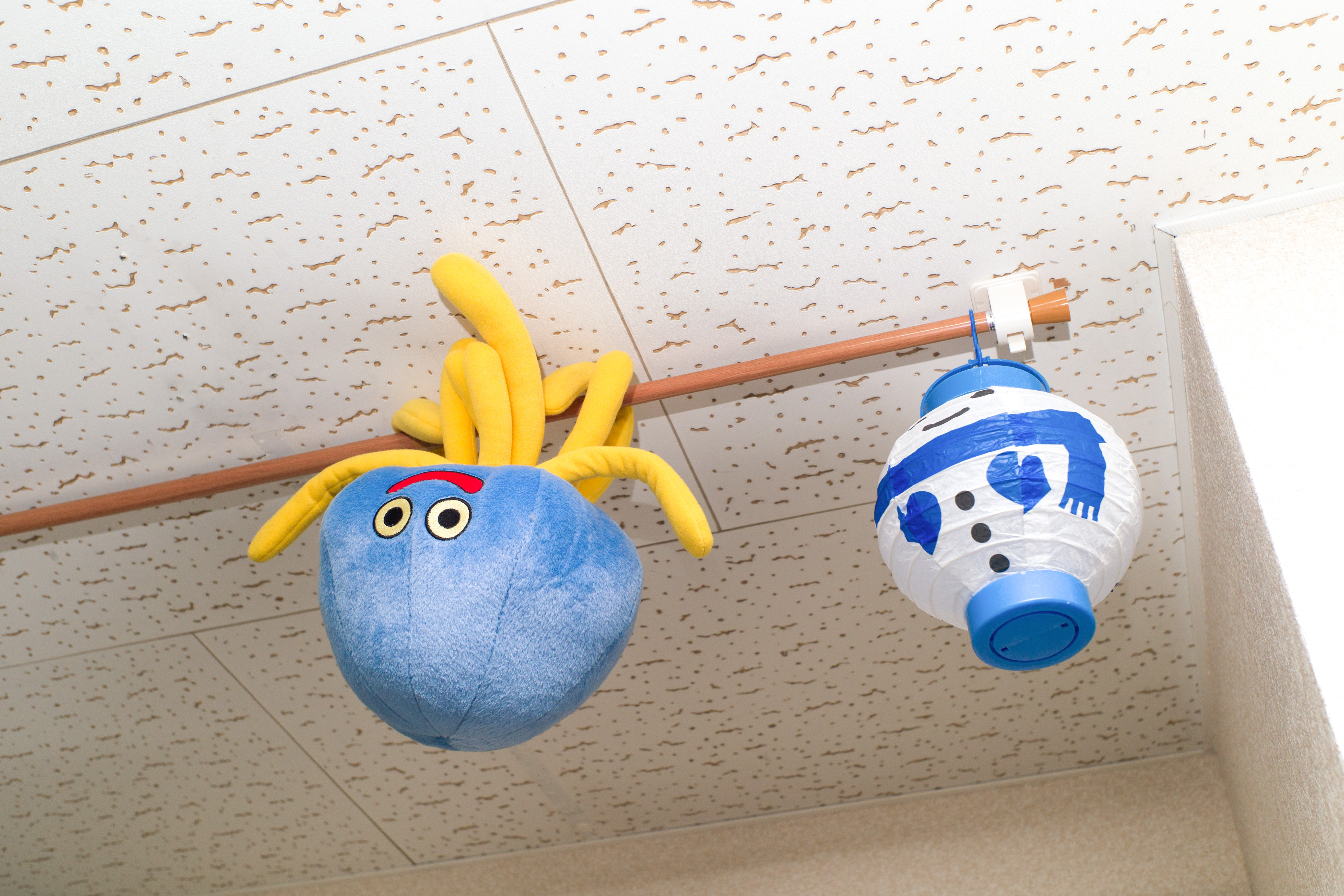 【写真】すずきゆうすけ先生の大好きなゲームのキャラクターが天井からぶら下がっている