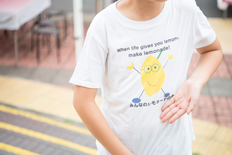 【写真】しろうさんデザインのティーシャツにはオリジナルキャラのレモンちゃんのプリントが施されている