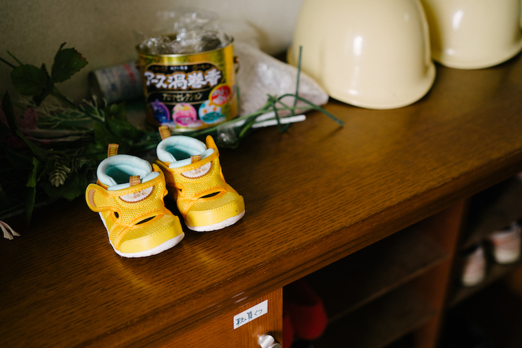 【写真】玄関には子ども用の小さな靴が置かれている