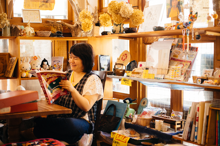 【写真】店内の端っこの椅子で雑誌を楽しそうに読むメンバーさん。