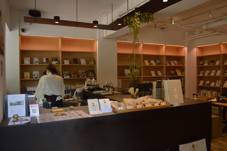 【写真】ハローライフの事務所の1Fにあるお茶スタンド。お茶っぱやお茶菓子が置いてある。