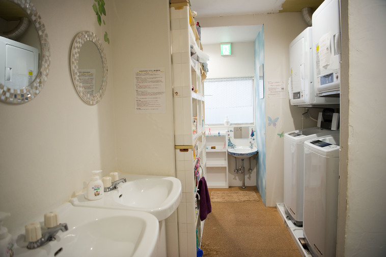 【写真】まなはうすには洗濯機や乾燥機、洗面所が複数設置してある
