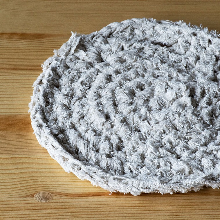 【写真】ばあちゃんと孫の編み物ブランドが手がけた鍋敷き。丁寧に編み込まれていて、温かみを感じる。