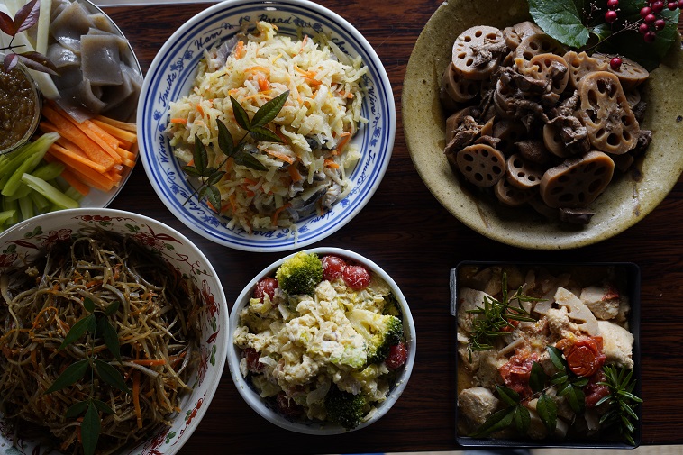 【写真】ばあちゃん食堂の料理。野菜をふんだんに使った手料理がテーブルいっぱいに並べられている。