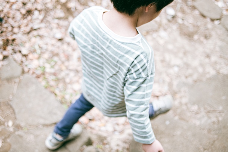 【写真】落ち葉を踏みしめながら歩く子ども