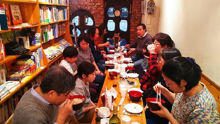 【写真】クルミドコーヒーで開催されたぶんじ食堂で、集まってごはんを食べる10人ほどの参加者たち