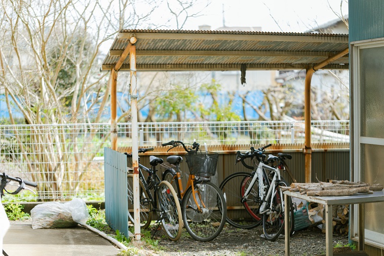 【写真】ぶんじ寮の外にある自転車置場