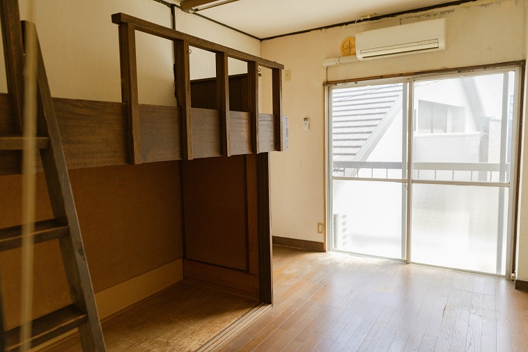 【写真】ぶんじ寮の空き部屋。木製の二段ベッドが備え付けられている