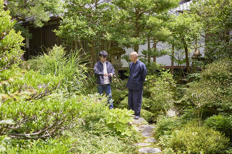 【写真】法然院の緑豊かな庭で対話する松本さんともり