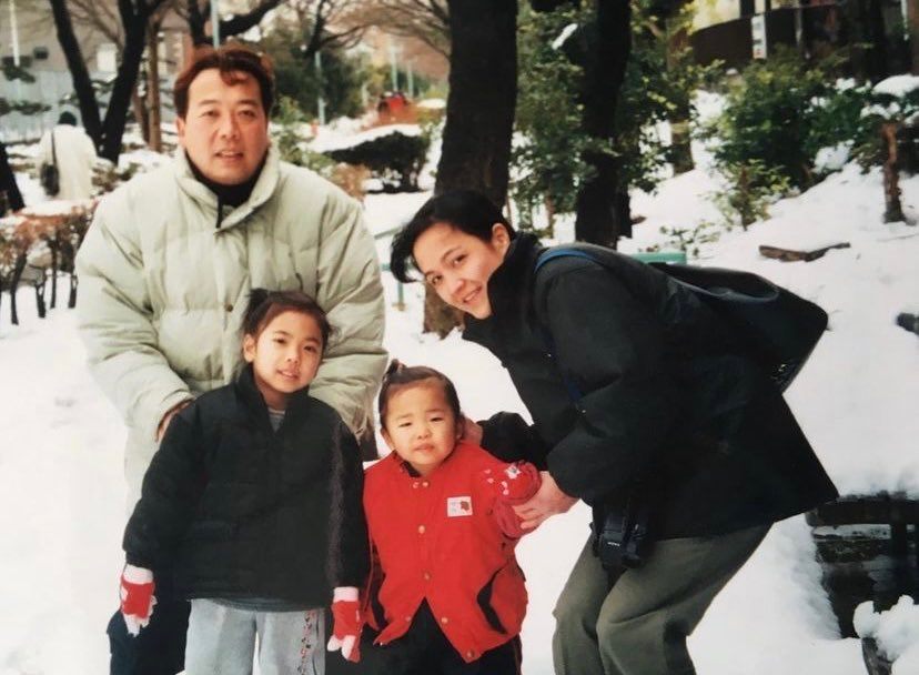【写真】たかおさんが小さな頃のご家族との写真。雪景色の中家族4人が並んでいる