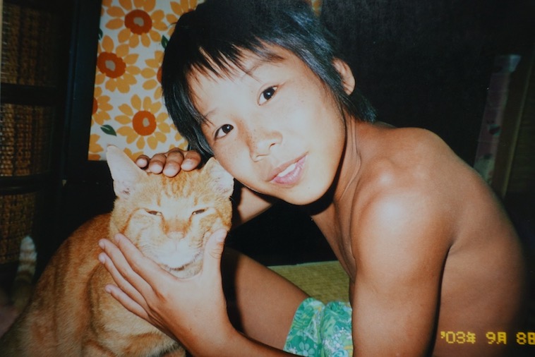 【写真】幼い頃の井上さん、猫と一緒に写っている