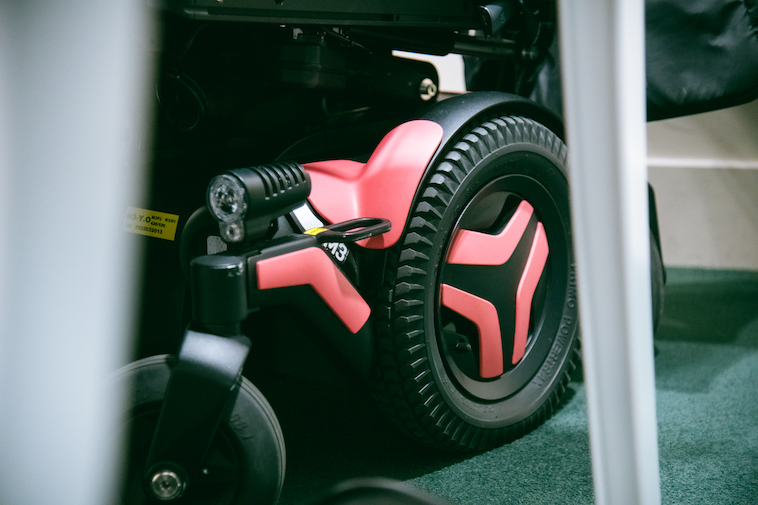 【写真】ゆりこさんの車椅子のタイヤ。簡易車椅子よりも太いタイヤを使用している。