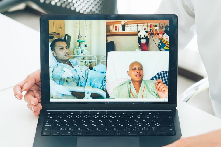 【写真】がん教育の授業で使用するスライドの一部がパソコンに表示されている。スライドには入院中ベッドに横たわるきしださんの写真をうつしている。
