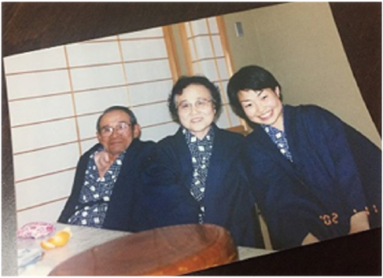 【写真】せとやまさんが3回目の手術を受ける1年前の学生時代、祖父母と撮った写真。左から、祖父、祖母、せとやまさんが並び、笑顔でこちらを見ている