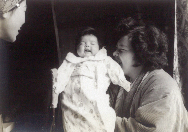 【写真】若い頃のお母さまが赤ちゃんを笑顔で抱き抱えている