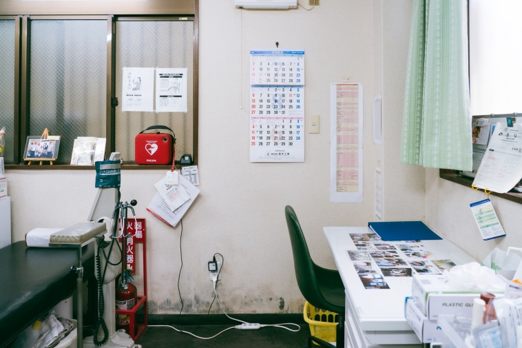 【写真】診療所の様子。机や椅子、簡易ベッドなどが置かれている