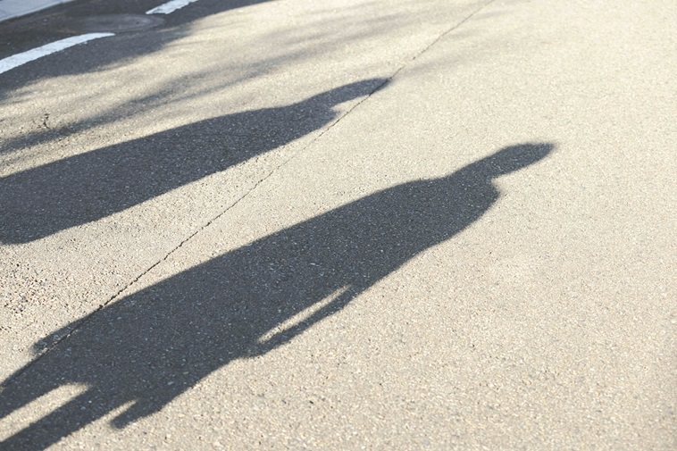【写真】道路にのびるまりさんとゆきやさんの影