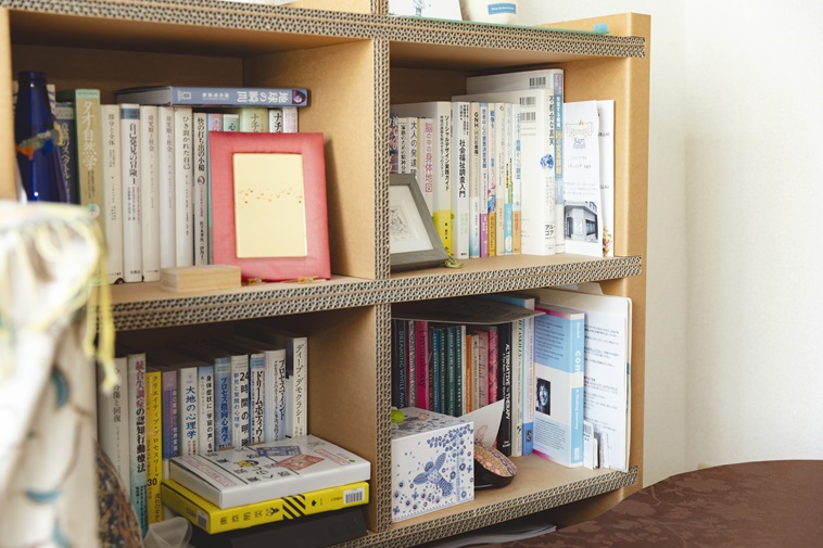 【写真】ダンボールでできた本棚。たくさんの本がびっしりと並んでいる