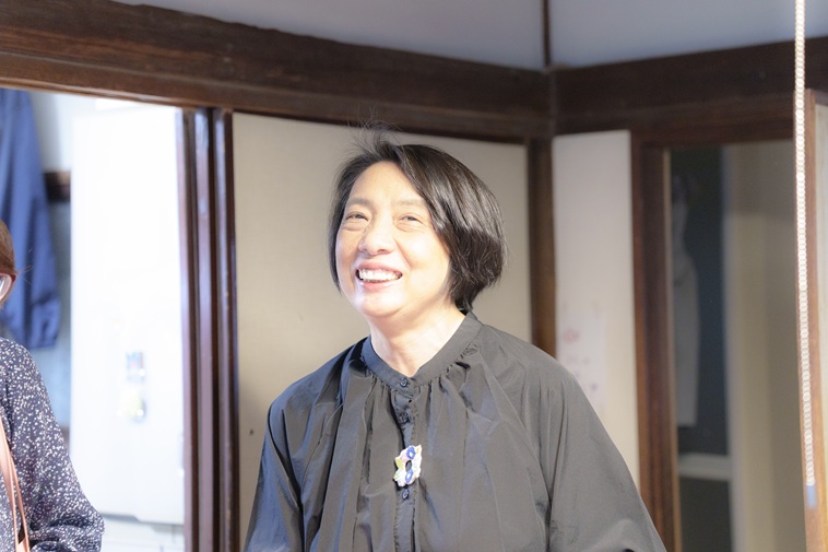 【写真】微笑むこいけさん