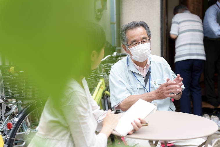 【写真】岡さんのいえの外で話す宮本さん