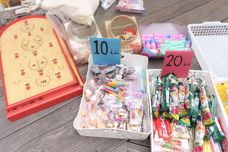 【写真】様々な駄菓子やボードゲームが並ぶ
