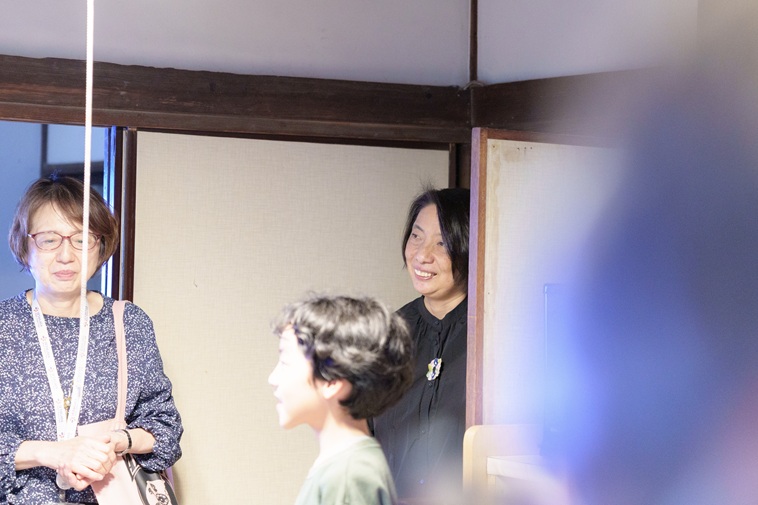 【写真】参加者を見つめて微笑むこいけさん