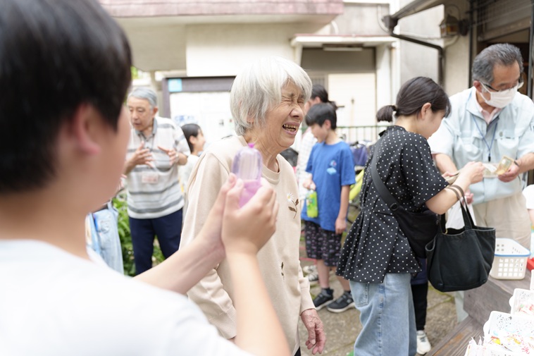 【写真】子どもたちと遊びながら微笑む矢野さん