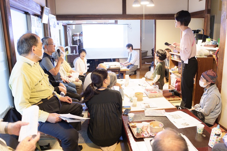 【写真】岡さんのいえの室内で昭和クイズを楽しむ高齢者たち