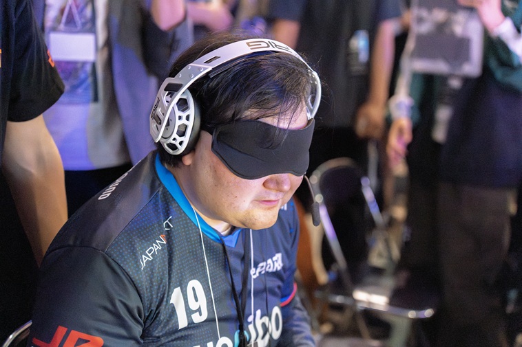 【写真】きたむらさんがアイマスクとヘッドホンをつけてプレイしている様子