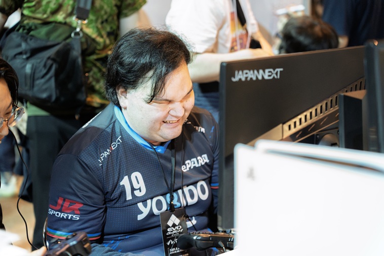 【写真】笑顔でゲームプレイをしているきたむらさん