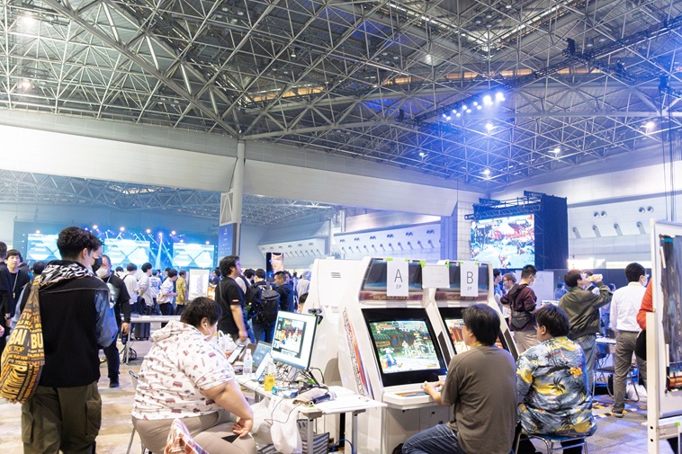 【写真】ゲーム機の前に座ってプレイをする人たち、EVO Japanの会場の様子